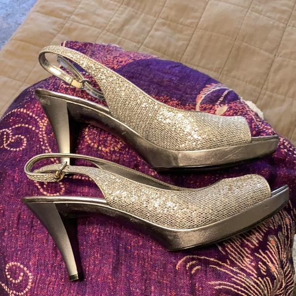 Silver/ gray heels - Picture 3 of 9